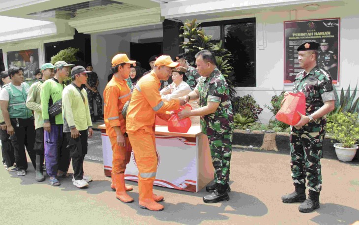 Kapusinfomar TNI Laksamana Pertama TNI Robert Marpaung memberikan bingkisan baksos di Jakarta, Rabu (24/9)