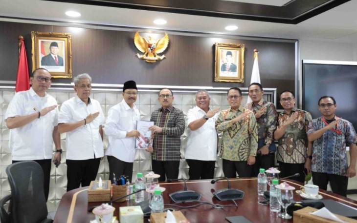 Mensos Saifullah Yusuf bersama Gubernur Sulbar Suhardi Duka di Jakarta, Jum'at (26/9)