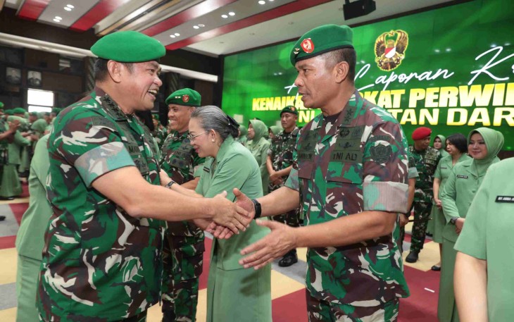 Kasad Jenderal TNI Maruli Simanjuntak memberikan ucapan selamat kenaikan pangkat, Jum'at (26/9)