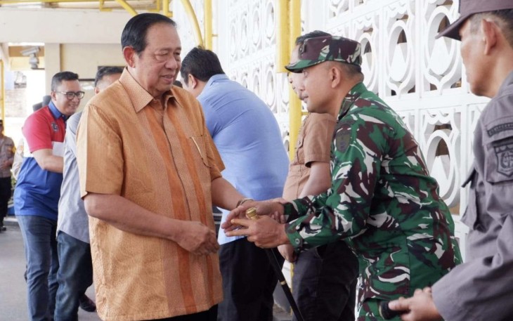 Dandim 0801/Pacitan Letkol Arh Imam Musahirul saat menyambut SBY di Polres Pacitan, Sabtu (27/9)