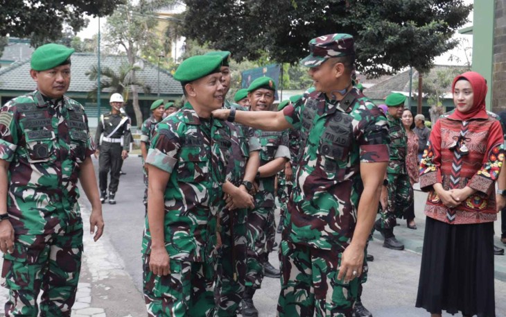 Kasdam V Brawijaya Brigjen TNI Zainul Bahar saat menyapa prajuritnya 