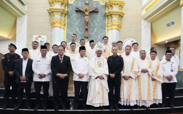 Menag Nasaruddin Umar foto bersama dalam acara Tahbisan Imam di gereja ST Paroki Kelapa Dua, Kota Depok, Senin (29/9)