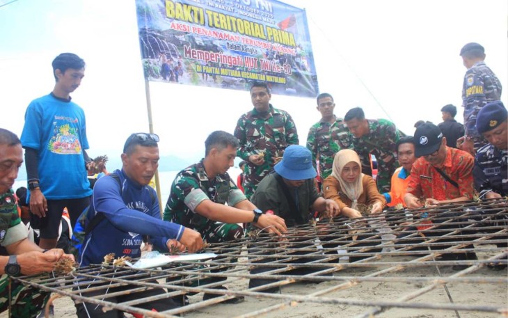 Aksi lestarikan laut di pantai Mutiara, Kabupaten Trenggalek 