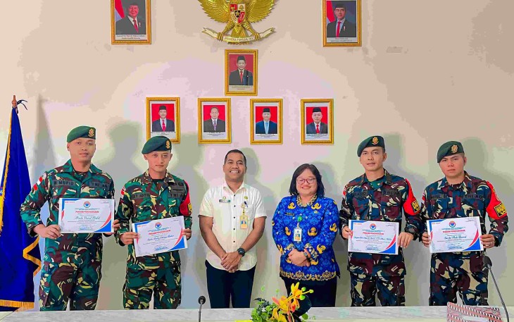 Satgas Pamtas RI-RTDL Sektor Barat SSK 3 Pos Wini menerima penghargaan Kepala PLBN Wini