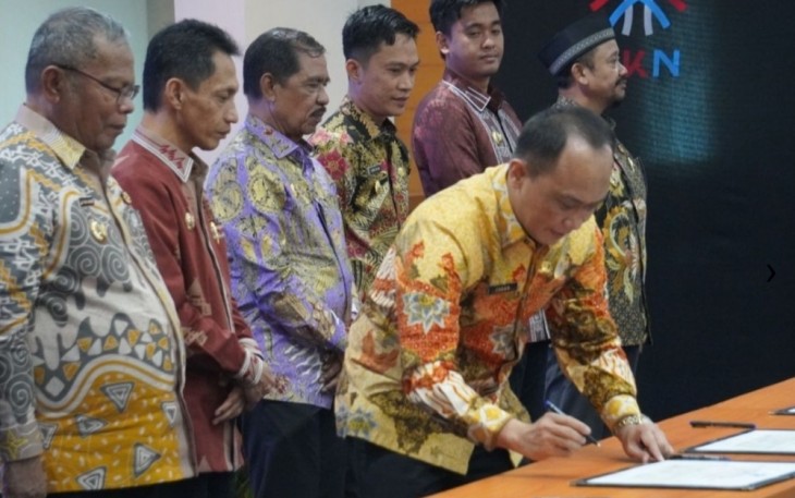 Kepala BKN Prof Zudan Arif Fakhrulloh saat menandatangani komitmen Penerapan Manajemen Talenta di Jakarta, Kamis (2/10)