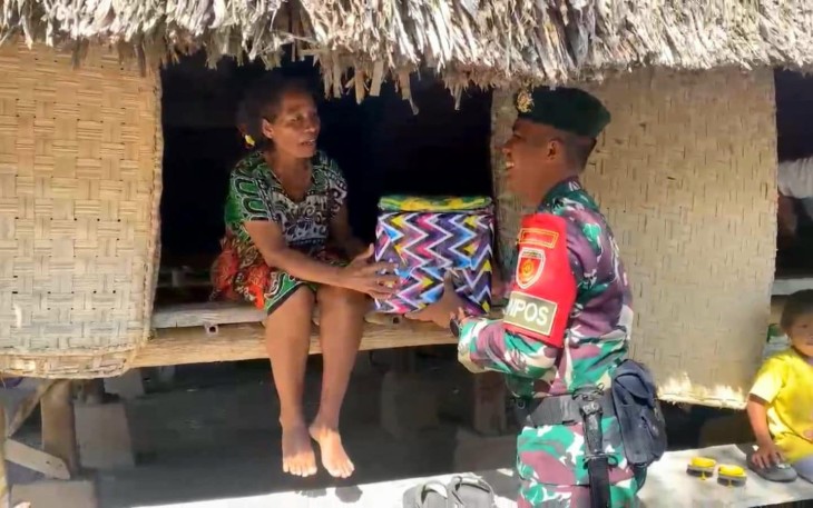Satgas Pamtas Yonarmed 12 Kostrad bagikan sembako untuk warga di Kabupaten Malaka, NTT