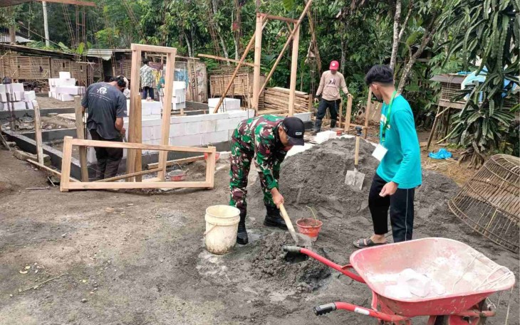 Bantu bangun rumah warga desa binaan 