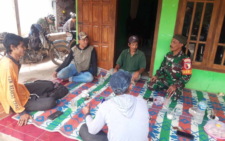 Komsos Babinsa bersama warga binaannya