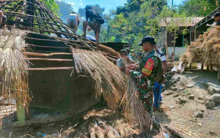 Bangun rumah adat warga manamas