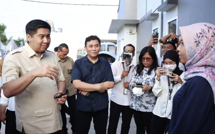 Menteri PKP Maruarar Sirait berdialog dengan warga di perumahan bersubsidi Deli Serdang, Selasa (7/10)