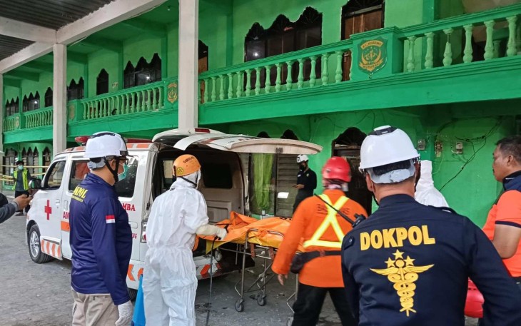 Tim SAR gabungan memasukkan kantong berisi jenazah ke dalam ambulance dalam insiden runtuhnya musala pondok pesantren Al Khoziny, Buduran, Kabupaten Sidoarjo, Jawa Timur