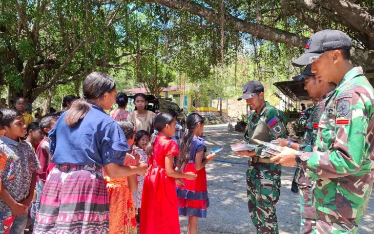 Pembagian alkitab di gereja St Bernandus Desa Naekake