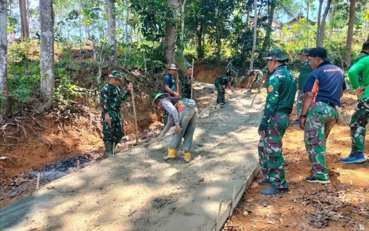 Rabat Beton Dusun Krajan Desa Petunsinarang, Kamis (9/10)