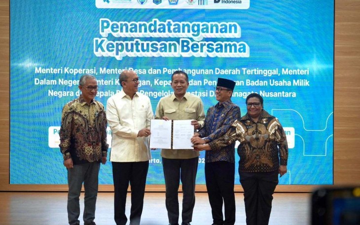 Penandatanganan dilakukan oleh Menteri Koperasi, Menteri Dalam Negeri, Menteri Desa dan Pembangunan Daerah Tertinggal (PDT), Menteri Keuangan, Kepala Badan Pengatur (BP) BUMN, dan Kepala Badan Pengelola Investasi Daya Anagata Nusantara (BPI Danantara).
