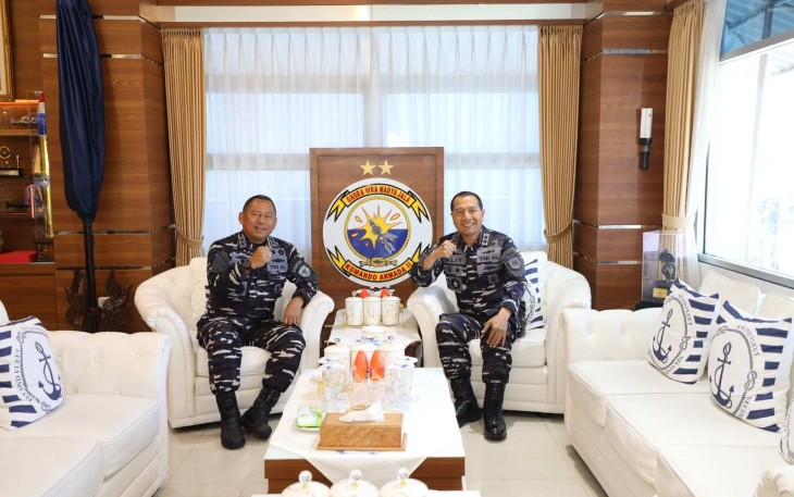 Pangkolinlamil Laksda TNI Rudhi Aviantara bersama Pangkoarmada II Laksda TNI Gung Putu Alit Jaya di Mako Koarmada II Surabaya, Jum'at (10/10)