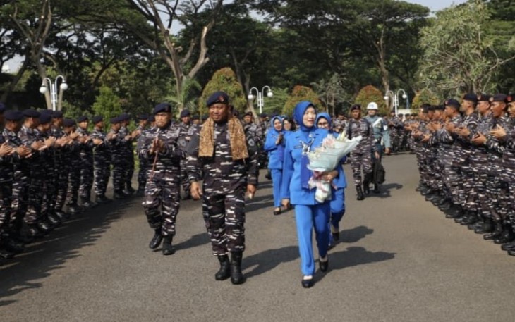 Pangkolinlamil Laksda TNI Rudhi Aviantara disambut yel-yel prajurit Satlinlamil 2 Surabaya, Jum'at (10/10)