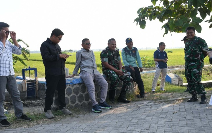 Danrem 081/DSJ Kolonel Arm Untoro Hariyanto meninjau lahan pertanian di wilayah Kabupaten Ngawi, Jum'at (10/10)