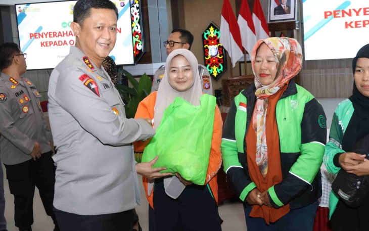 Kapolda Kalteng Irjen Pol Iwan Kurniawan memberikan bingkisan, Jum'at (10/10)