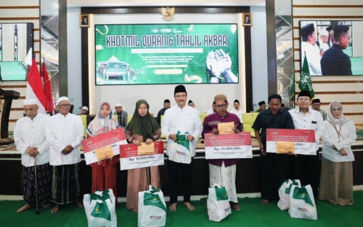 Mensos Saifullah Yusuf foto bersama ahli waris korban runtuhnya Musala Ponpes Al Khoziny Sidoarjo 