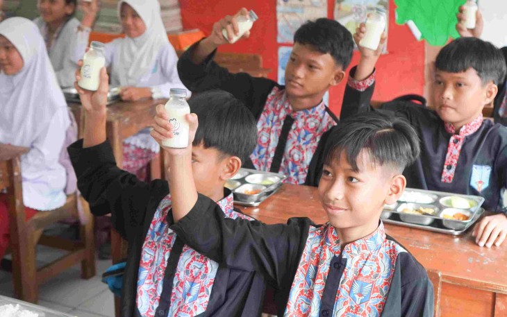 Program MBG dengan susu untuk siswa