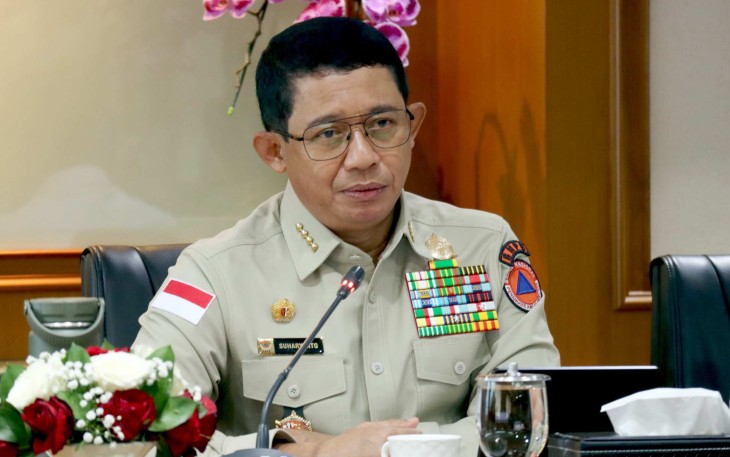 Kepala Badan Nasional Penanggulangan Bencana (BNPB) Letjen TNI Dr. Suharyanto, S.Sos., M.M menghadiri Rapat Ekspose Pengendalian Kebakaran Hutan dan Lahan (Karhutla) Tahun 2025 di Gedung Manggala Wanabakti Lantai 4, Kementerian Kehutanan, Jakarta, pada Senin (13/10).