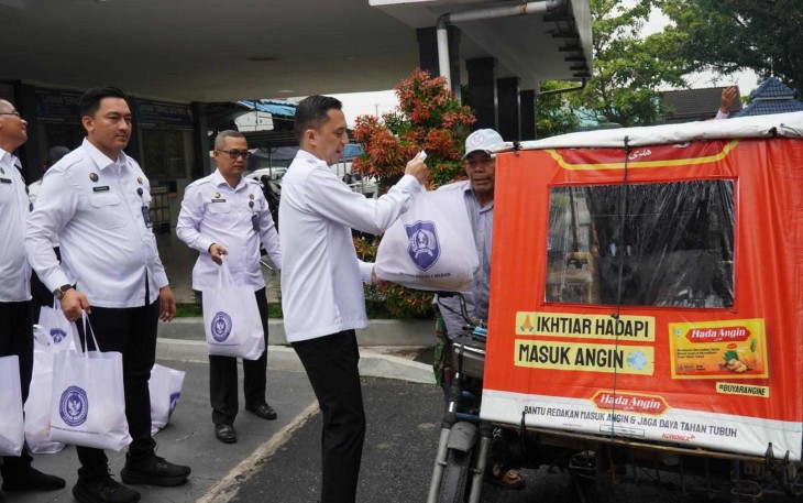 Karutan I Medan Andi Surya memberikan bansos untuk tukang becak, Selasa (14/10)