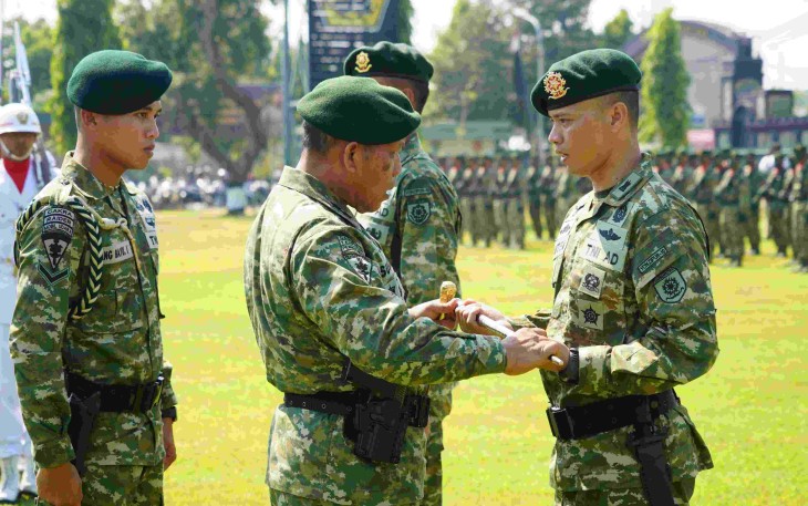 Pangdivif 2 Kostrad Mayjen TNI Susilo menyerahkan tongkat komando 