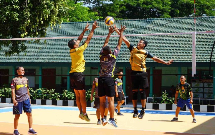 Semangat olahraga prajurit Korem 081/DSJ, Madiun, Kamis (16/10)