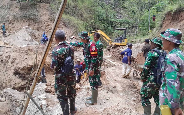 Dansatgas TMMD Ke 126 Kodim Pacitan Letkol Arh Imam Musahirul saat memberikan arahan di lokasi TMMD, Kamis (16/10)