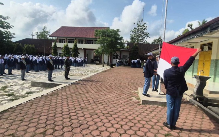 Upacara bendera di SMKN 1 Suruh 