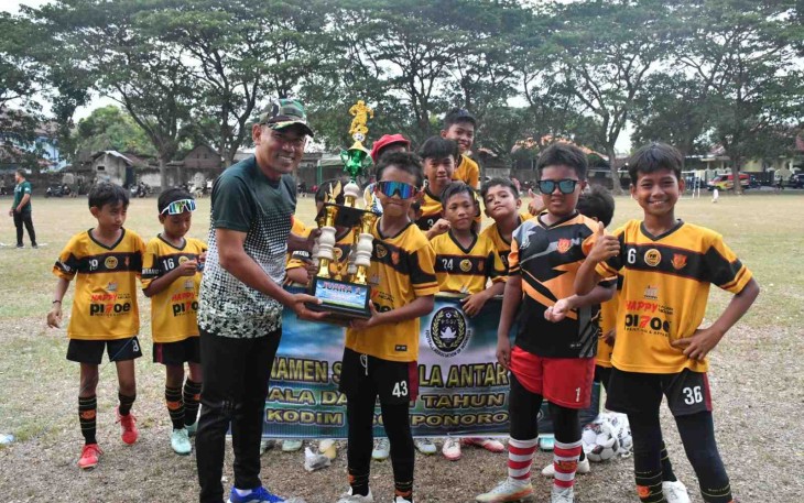 Kasdim 0802/Ponorogo Mayor Inf Agus Budi memberikan piala 