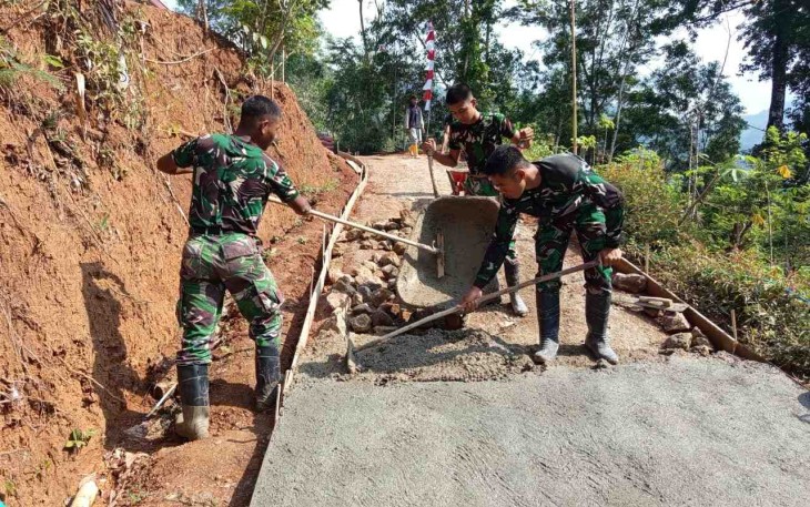 Pengecoran jalan rabat sasaran fisik TMMD ke 126 Kodim Pacitan 