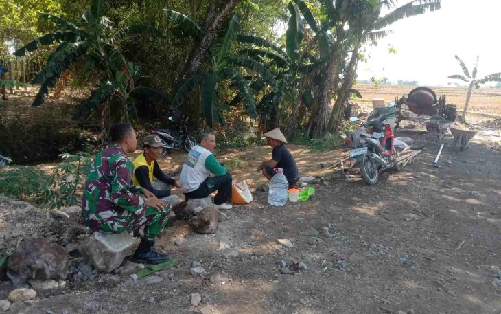 Komsos Babinsa bersama warga binaannya