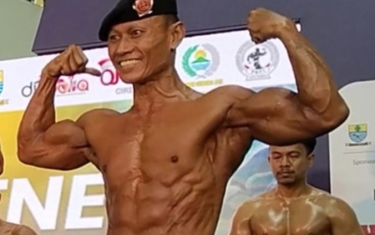 Purnomosidi Prajurit Perang Pikiran saat unjuk otot di Walikota Cup Body Contest Cirebon 2025, Minggu (26/10)