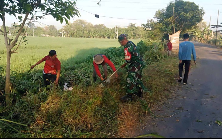 Pembersihan pembatas jalan wilayah desa binaan 
