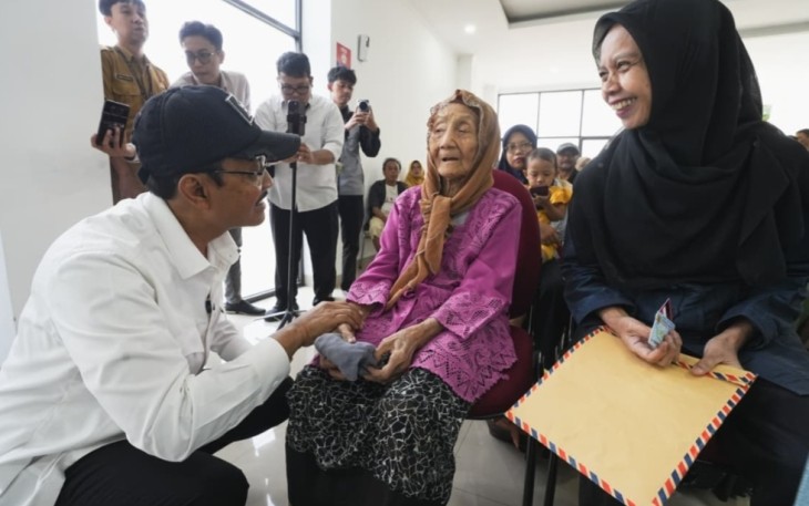 Mensos Saifullah Yusuf berdialog dengan penerima bansos di Bandung, Senin (27/10)