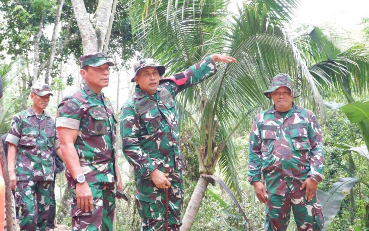 Dansatgas TMMD ke 126 Kodim Pacitan Letkol Arh Imam Musahirul saat mendampingi Tim Wasev, Rabu (29/10)