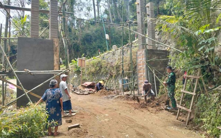Gapura TMMD ke 126 Desa Petungsinarang