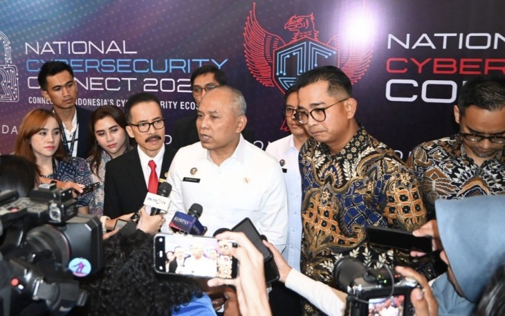 Kepala Badan Siber dan Sandi Negara (BSSN), Letjen TNI (Purn) Drs. Nugroho Sulistyo Budi, M.M., M.Han, memberikan keterangan pers seputar penyelenggaraan NCC 2025, di Hotel Bidakara, Jakarta (29/10).