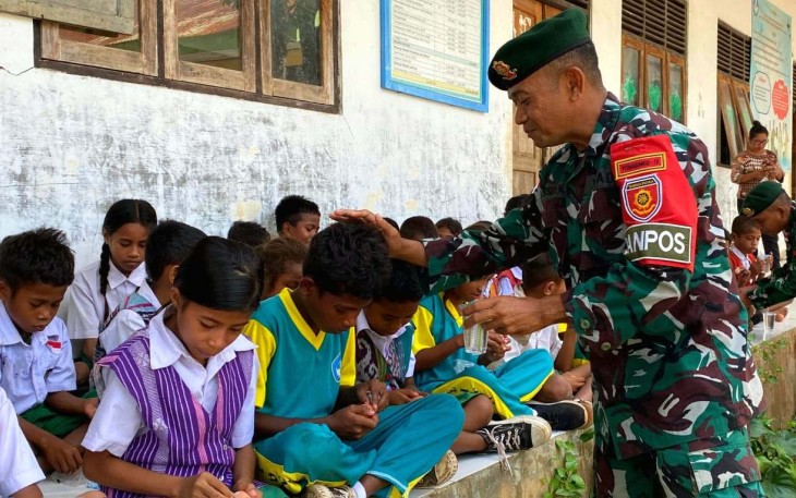 Danpos Maubusa Serka Marsel bersama siswa SD Inpres Betaus