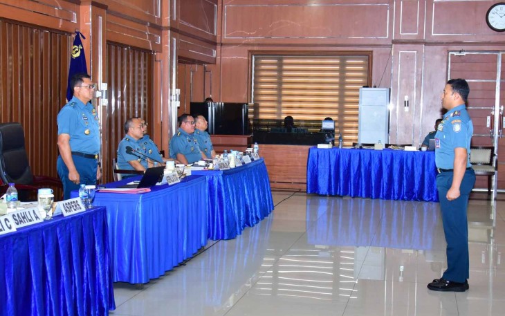 Kas Kolinlamil Laksma TNI Edy Haryanto saat pimpin uji kompetensi komandan KRI di Jakarta, Senin (3/11)