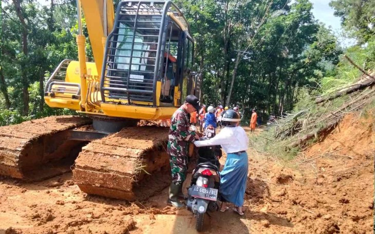 Evakuasi material longsor di wilayah desa binaan 