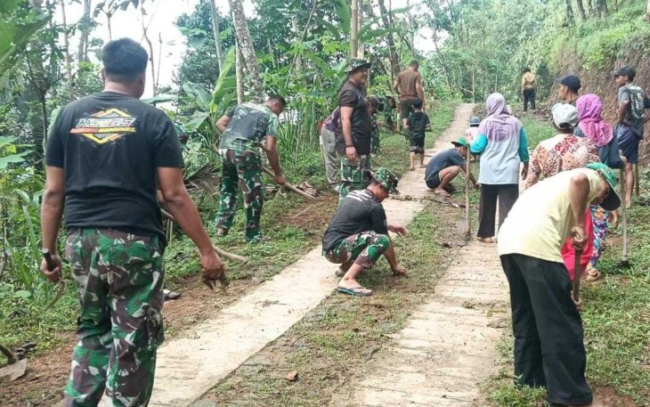 Pembersihan wilayah desa Petungsinarang