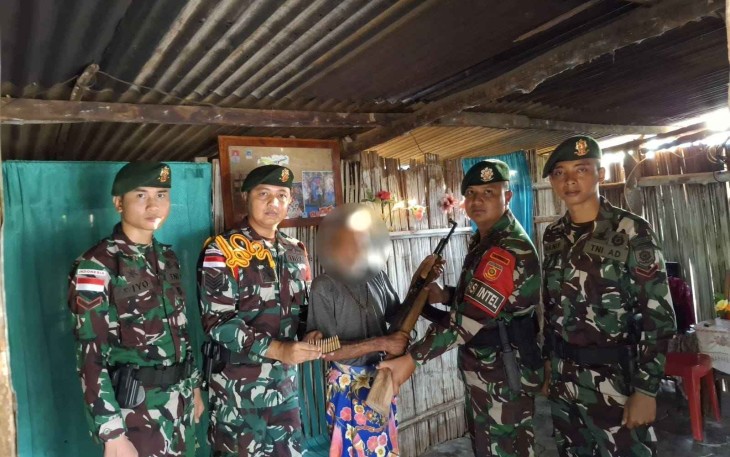 Warga sukarela menyerahkan senjata dan amunisi di perbatasan 