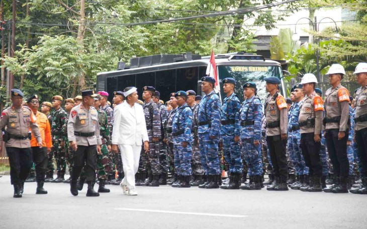 Gubernur Jabar Dedi Mulyadi cek pasukan apel siaga di Gedung Sate, Bandung, Rabu (5/11)