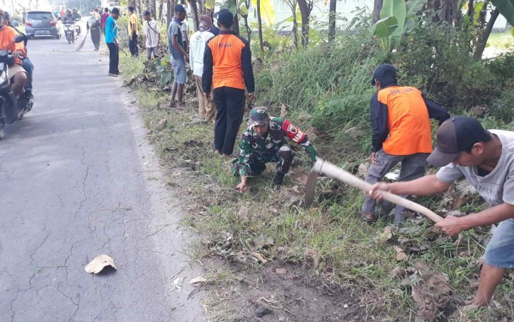 Bersihkan lingkungan bersama warga binaan