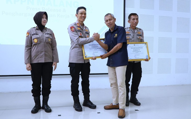 Wakapolresta Malang Kota AKBP Oskar Syamsuddin menerima penghargaan 