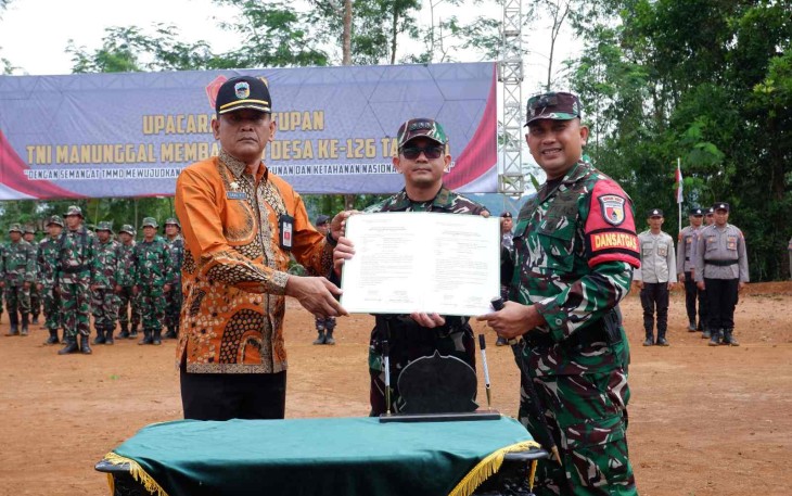 Dansatgas TMMD ke 126 Kodim Pacitan Letkol Arh Imam Musahirul saat penutupan TMMD ke 126, Kamis (6/11)