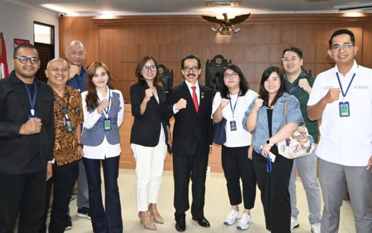 Ir Soegiharto Santoso (jas tengah) usai persidangan