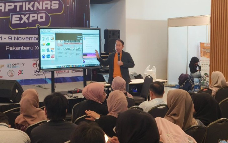 Ketua DPD APTIKNAS Riau sekaligus Ketua DPD APKOMINDO Januar, saat menjadi Narasumber pada kegiatan APTIKNAS EXPO 2025 di Pekanbaru Xchange. (1/11/2025).